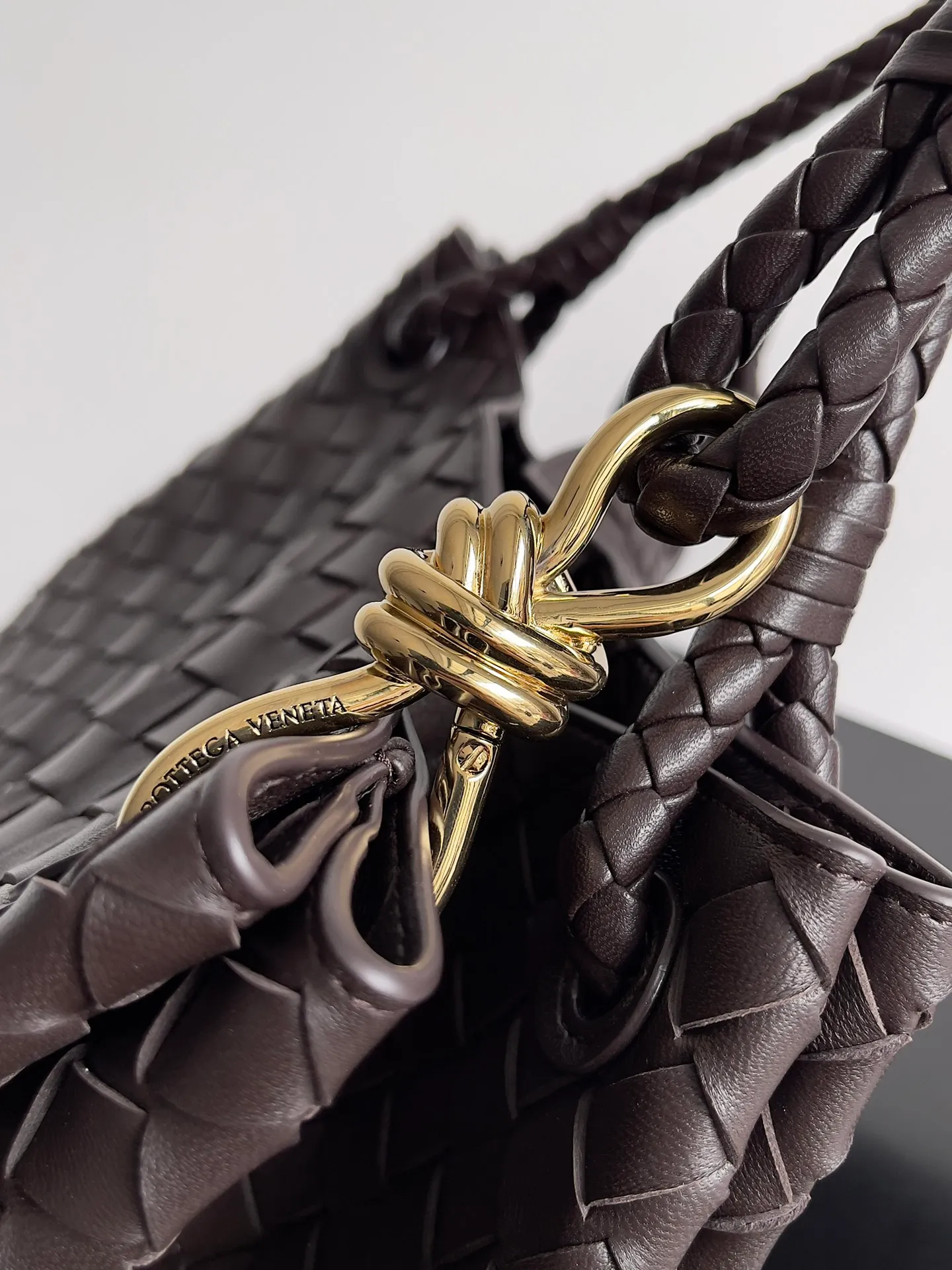 Batch 2660 24 early autumn new model Andiamo Parachute is made of a whole piece of woven leather. It is processed by folding stitching at the four corners. # Craftsmanship and creativity. The large size is atmospheric and practical. One of the must-selects for BV. It has a large space, can hold a computer, the shoulder strap is thick, and the upper shoulder is very comfortable. The large parachute can be carried on the body and can be carried on the body. The upper body is versatile and cute☺️ Style number: 796571 Size: 30*26*20cm